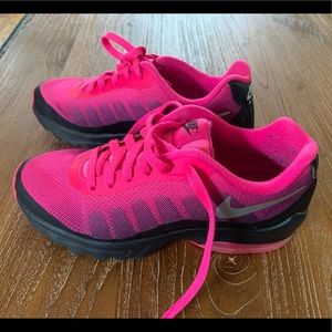 Nike Women’s Air Max Invigor Sneaker